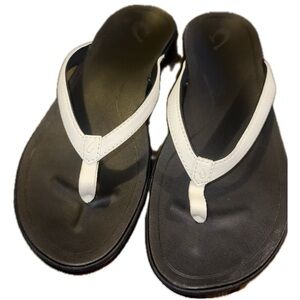 OluKai Women's Black and White Sandals